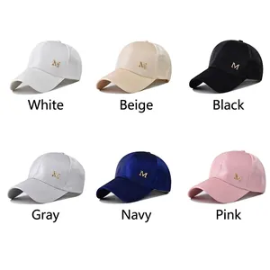 Casquette de baseball en satin avec logo M en métal, disponible en six coloris