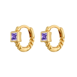 Dettaglio di orecchini a corda dorati con zircone viola quadrato e marchio Ag 925