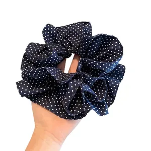 Vintage dunkelblauer doppellagiger Polka-Dot-Haargummi mit weicher Falten-Stofftextur