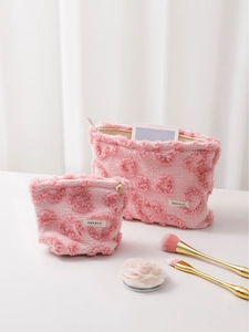 Ensemble de trousses à maquillage roses en peluche avec motif cœurs et fermetures