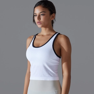 Détail du débardeur de yoga côtelé blanc avec liseré noir et coupe ajustée sport pour femme