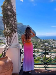 Sexy Kleid mit Farbverlauf in Orange und Violett, rückenfrei mit Küstenaussicht