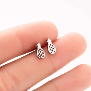 Boucles d'oreilles ananas minimalistes en argent avec design ajouré sur la main
