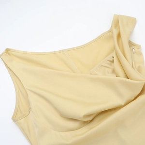 Détail d'une robe en satin crème montrant une fermeture éclair invisible et la texture
