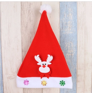 Détail du bonnet de Noël rouge avec renne en peluche et flocons de neige scintillants