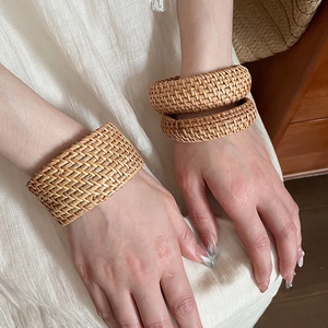 Gros plan de bracelets en osier faits main montrant les fibres et détails tressés