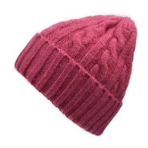 Nahaufnahme der dunkelrosa Strickmütze mit Zopfmuster und flauschiger Mohair-Struktur