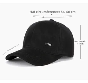 Dettaglio cappello baseball nero in lana con placca in metallo e misure specifiche