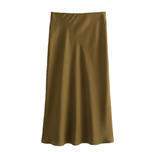 Jupe midi élégante en satin à taille haute en vert olive et texture soie lisse