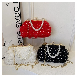 Détail de sacs en dentelle rose avec pétales et élégantes bandoulières en perles