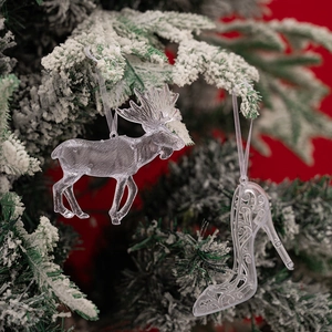 Décorations de Noël en acrylique transparent renne et escarpin sur une branche enneigée