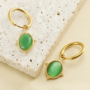 Detail von 18K Gold-Edelstahl-Ohrringen mit ovalen grünen Opal-Stein-Anhängern