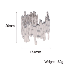 Bague en acier avec texture lave montrant une hauteur de 20 mm et largeur 17,4 mm