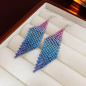 Vue détaillée de boucles d'oreilles losanges en strass dégradé dans un écrin en bois