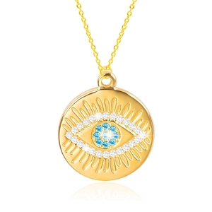 Makroaufnahme des 18k vergoldeten Evil Eye Anhängers mit blauen Kristallen und Reflexion