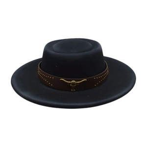Détail du chapeau en feutre noir avec bande en cuir et emblème tête de taureau en métal