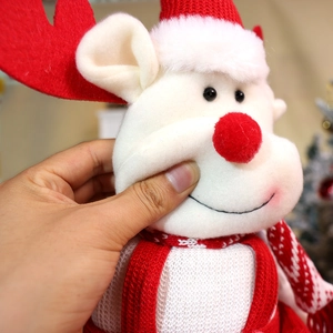 Gros plan d'une poupée de renne en peluche douce montrant sa texture malléable