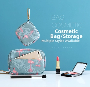 Vue détaillée du set de trousses de maquillage à motif flamants avec poche téléphone
