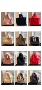 Comparaison de grands et petits sacs cabas en peluche en plusieurs coloris et tailles