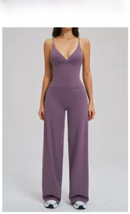 Vue de face de l'ensemble de yoga mauve avec débardeur à fines bretelles et pantalon large