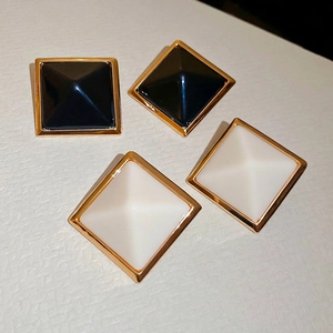 Boucles d'oreilles vintage en résine noir et blanc avec bordure pyramide dorée