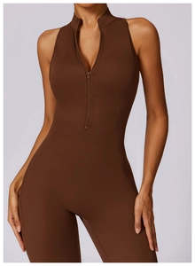 Détail du body de yoga marron avec fermeture éclair frontale et col montant gainant