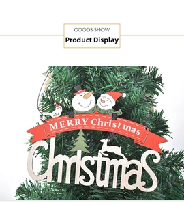 Detailansicht der Merry Christmas Holzanhänger mit Schneemännern und Rentier am Weihnachtsbaum