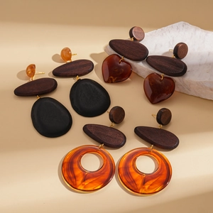 Retro resin and wood teardrop heart earrings with silver pins for a vintage look
