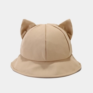 Détail d'un chapeau bob en coton kaki avec de mignonnes oreilles de renard 3D droites