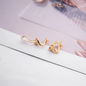 Makroaufnahme von S925 Sterlingsilber Gold-Ohrclips mit bequemen weichen Polstern