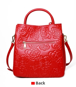 Vista posteriore di borsa in pelle rossa con motivi a rose in rilievo 3D dettagliati