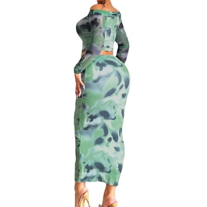 Completo due pezzi slim fit da donna con top a spalle scoperte e gonna lunga a fantasia verde