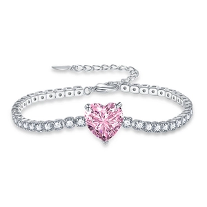 Dettaglio di un bracciale argento con zircone rosa a cuore e catena di cristalli lucenti