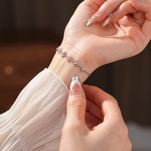 Gros plan d'un bracelet étoilé en argent avec de petits zircons sur un poignet