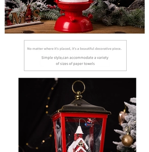 Dettaglio di lanterna natalizia rossa con scena di neve in miniatura e decoro festivo
