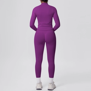 Dettaglio del set yoga viola scuro con top a mezza zip e leggings sportivi a vita alta