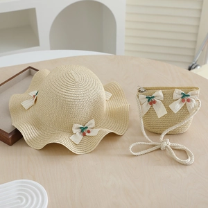 Détails de l'ensemble chapeau de paille et sac avec nœuds et cerises pour filles