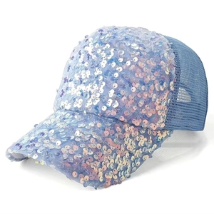 Dettaglio macro del mesh traspirante blu e paillettes olografiche sul cappellino