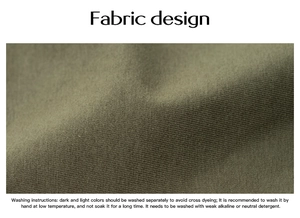 Détail de la texture du tissu vert olive avec instructions de lavage en anglais