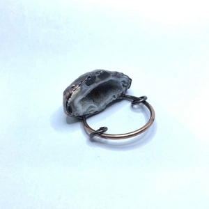 Détail d'un pendentif géode d'agate rétro avec une finition en bronze antique