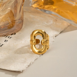 Anello geometrico vintage a maglie in acciaio inossidabile placcato oro 18k su carta