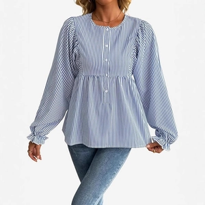 Detailansicht der blau-weiß gestreiften Bluse mit Puffärmeln und Volant-Manschetten