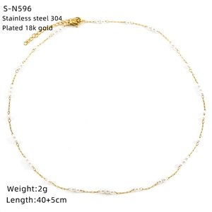 Detail of 18K gold-plated stainless steel necklace with round white pearls and 5cm extension