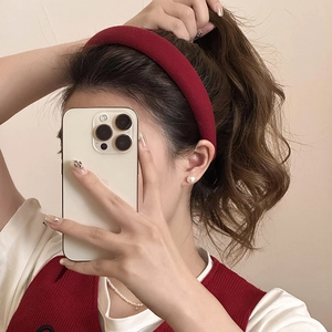 Roter gepolsterter Schwamm-Haarreif mit vertikaler Textur für einen High-Top-Haar-Look