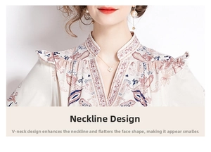 Dettaglio dello scollo a V e della stampa paisley su abito vintage con maniche a lanterna
