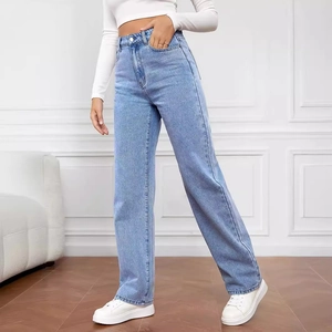 Jean taille haute bleu clair pour femme, coupe droite et extensible pour un look tendance