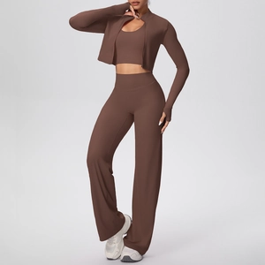 Détail de l'ensemble de yoga marron avec veste zippée et pantalon de sport large