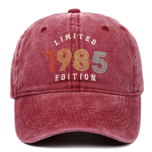 Detalle del bordado Limited 1985 Edition en una gorra de béisbol vintage lavada