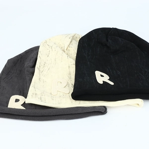 Lot de trois bonnets tricotés noir gris et blanc marbré avec broderie lettre R