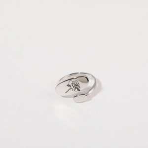 Verstellbarer Ring aus Titanstahl in Silber mit ovaler Gravur und schwarzer Rose